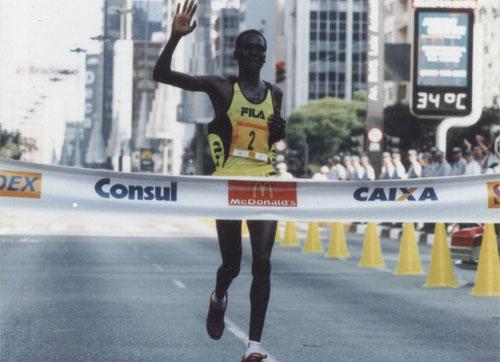 Cinco vezes campeão da São Silvestre, duas medalhas de prata em Jogos Olímpicos, campeão das maratonas de Berlim e Nova York. O queniano Paul Tergat vai promover a Maratona de SP / Foto:  Divulgação ZDL